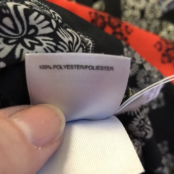 Jones New York Women’s Tunic Top Size L Black Red Border Print Pin tuck pleats - Picture 8 of 10